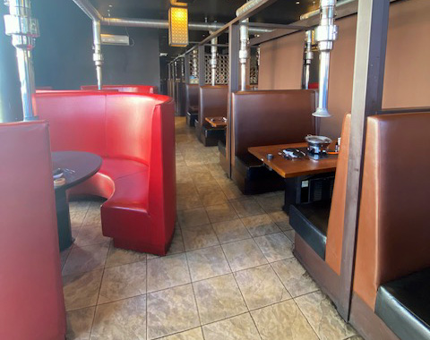 安積店のテーブル席